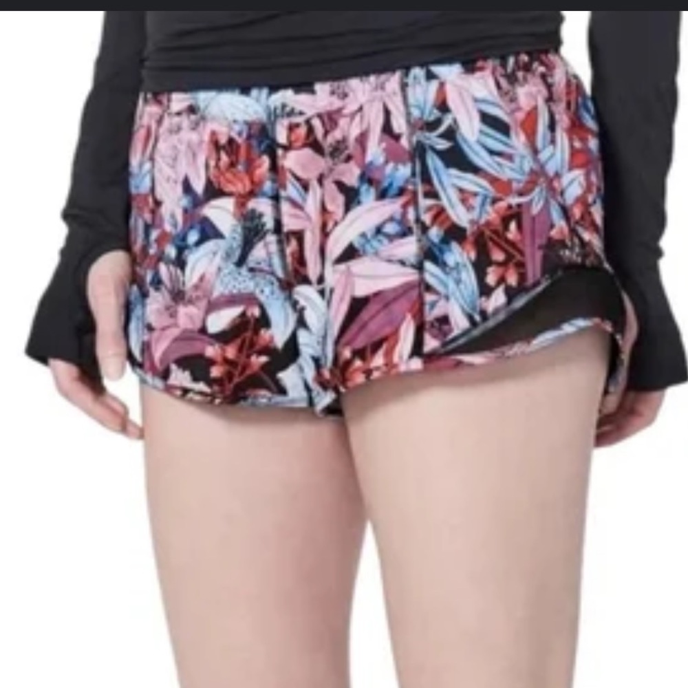 Lululemon Hotty Hot low-rise 2.5” Floral shorts